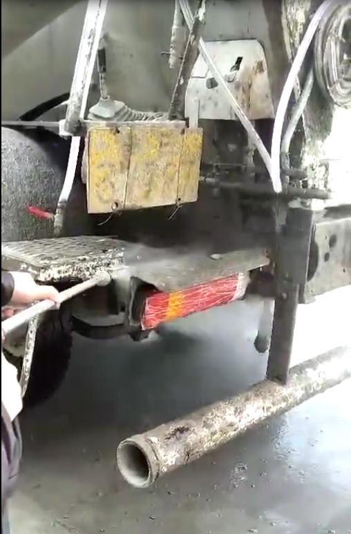 高壓水槍清洗水泥攪拌車